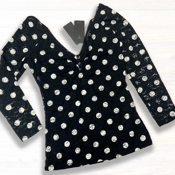 NWT GUESS Polka Dot Lace 3/4 Sleeve Henley Top - Picture 1 of 5